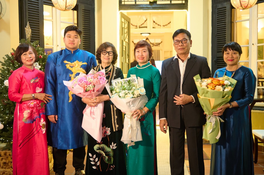 Người phụ nữ đầu tiên tại Việt Nam được phong tặng danh hiệu MBE của Vương quốc Anh Người phụ nữ đầu tiên tại Việt Nam được phong tặng danh hiệu MBE của Vương quốc Anh