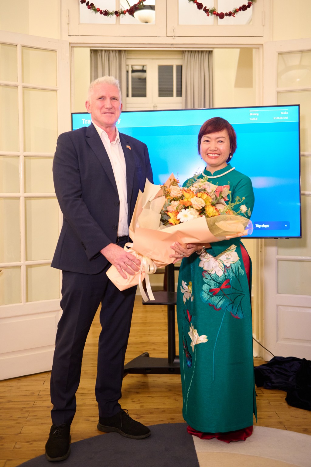 Người phụ nữ đầu tiên tại Việt Nam được phong tặng danh hiệu MBE của Vương quốc Anh Người phụ nữ đầu tiên tại Việt Nam được phong tặng danh hiệu MBE của Vương quốc Anh