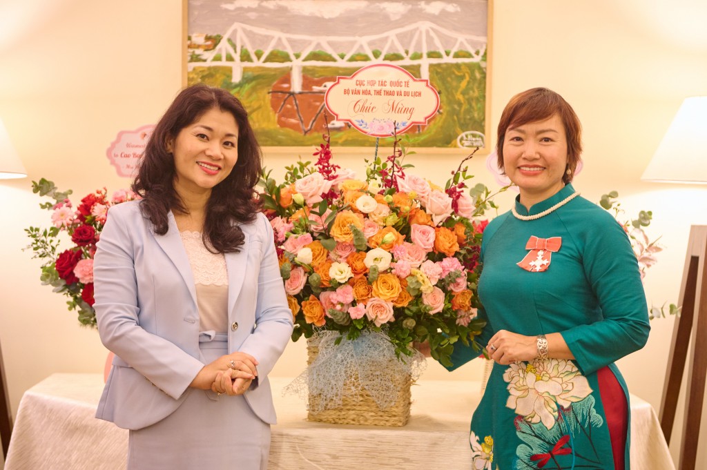 Người phụ nữ đầu tiên tại Việt Nam được phong tặng danh hiệu MBE của Vương quốc Anh Người phụ nữ đầu tiên tại Việt Nam được phong tặng danh hiệu MBE của Vương quốc Anh