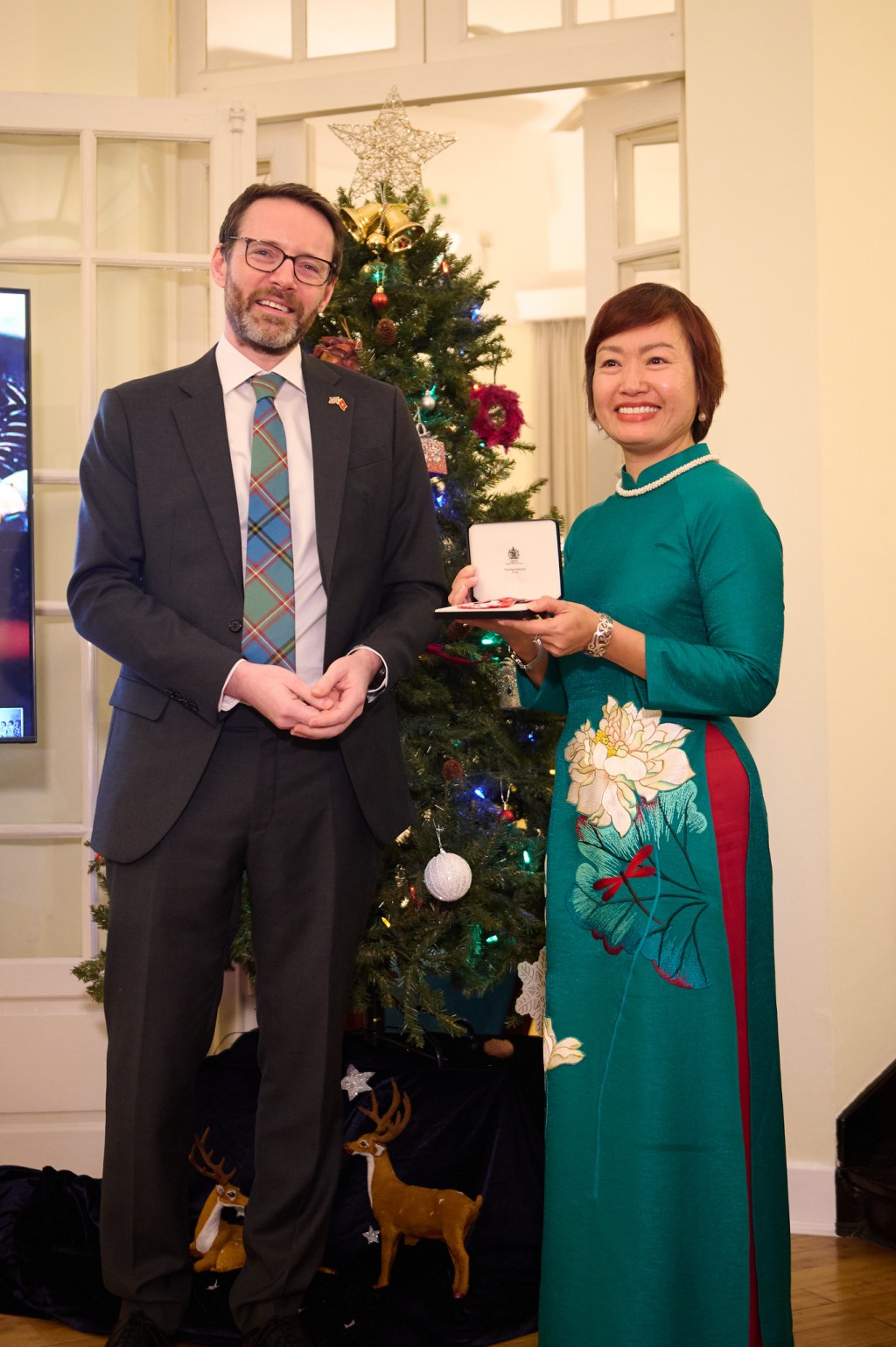 Người phụ nữ đầu tiên tại Việt Nam được phong tặng danh hiệu MBE của Vương quốc Anh Người phụ nữ đầu tiên tại Việt Nam được phong tặng danh hiệu MBE của Vương quốc Anh