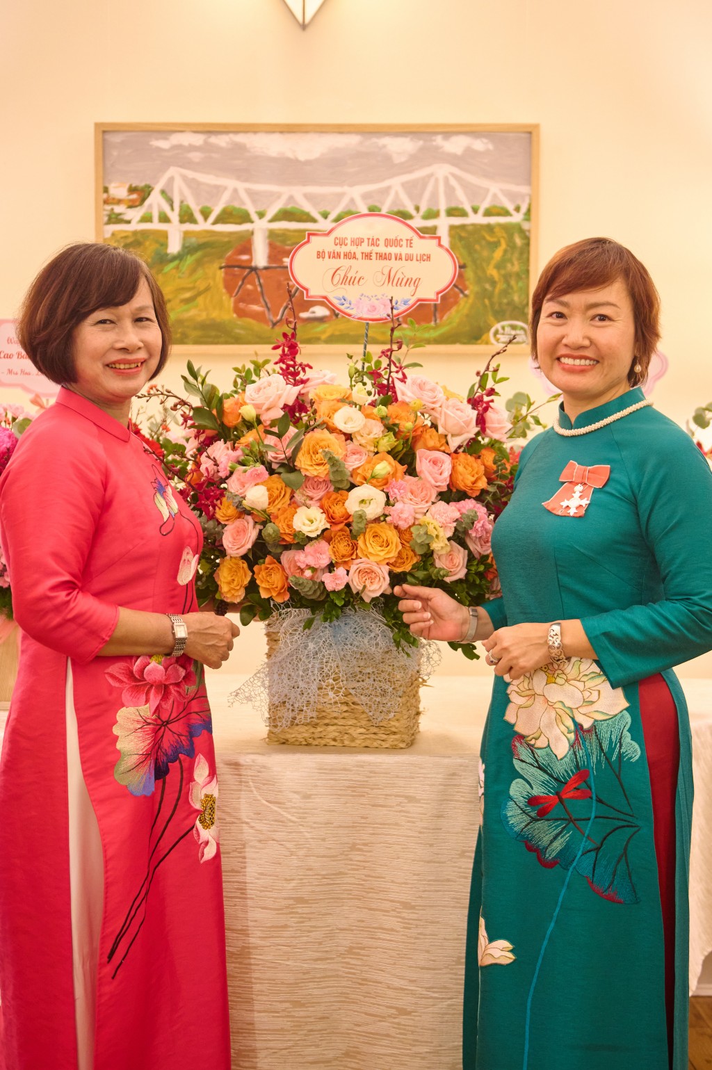 Người phụ nữ đầu tiên tại Việt Nam được phong tặng danh hiệu MBE của Vương quốc Anh Người phụ nữ đầu tiên tại Việt Nam được phong tặng danh hiệu MBE của Vương quốc Anh