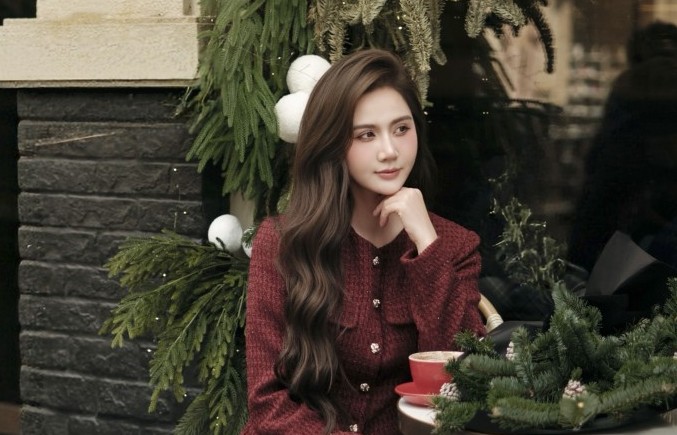 "Nàng thơ" Phan Minh Huyền đẹp cuốn hút mùa Giáng sinh