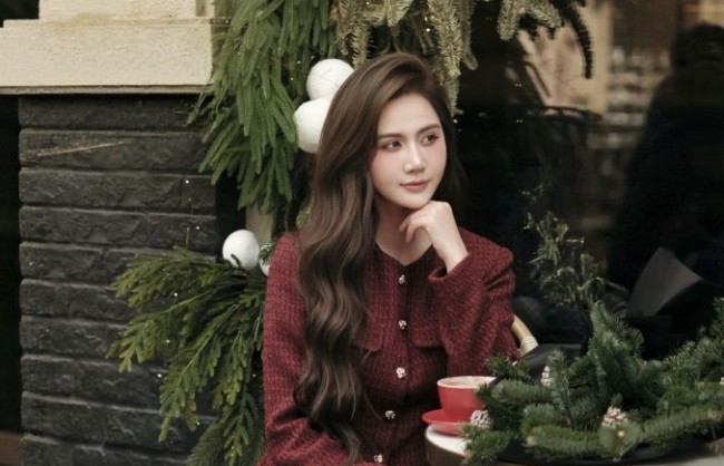 "Nàng thơ" Phan Minh Huyền đẹp cuốn hút mùa Giáng sinh