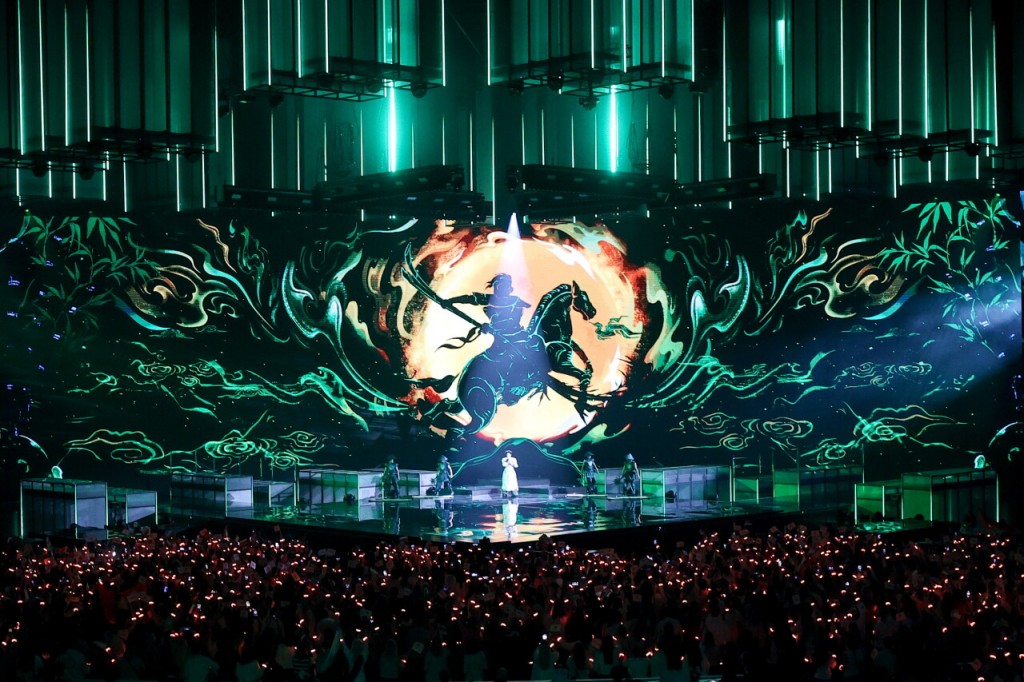 Đức Phúc biểu diễn trên sân khấu Đức Phúc biểu diễn trên sân khấu