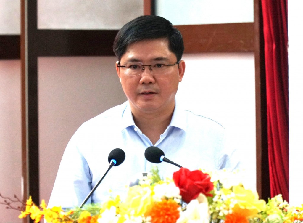 Nguyễn Tuấn Anh, Phó Bí thư Thành ủy, Trưởng Đoàn đại biểu Quốc hội TP Cần Thơ, trình bày báo cáo năm 2025 và dự thảo Nghị quyết nhiệm vụ năm 2026 của Thành ủy. Ảnh: Anh Dũng