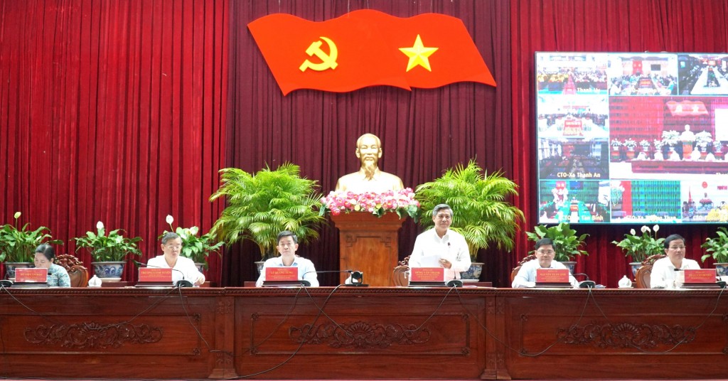 Đồng Văn Thanh, Phó Bí thư Thường trực Thành ủy, Chủ tịch HĐND thành phố điều hành thảo luận.