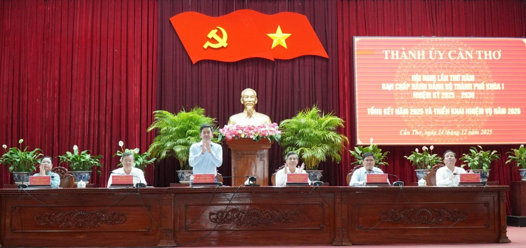 Thường trực Thành ủy chủ trì, trực tiếp điều hành hội nghị.