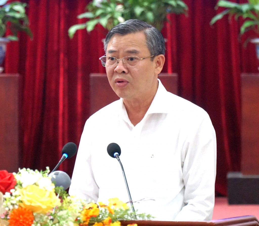 Phó Bí thư Thành ủy, Chủ tịch UBND TP Cần Thơ Trương Cảnh Tuyên trình bày tờ trình điều chỉnh Quy hoạch TP Cần Thơ.