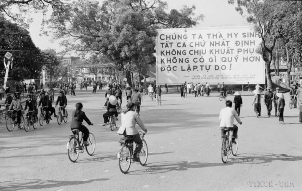 Đường phố Hà Nội trong những ngày giặc Mỹ đánh phá ác liệt cuối tháng 12/1972. (Ảnh: TTXVN)