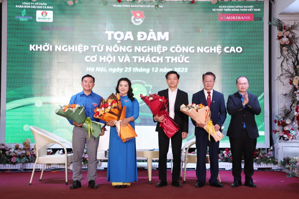 Ban tổ chức tặng hoa tri ân các vị khách mời 