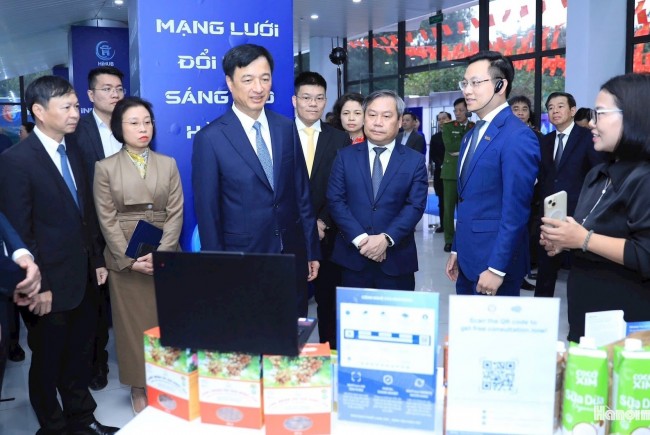 Bí thư Thành ủy Nguyễn Duy Ngọc tham quan triển lãm Mạng lưới đổi mới sáng tạo Hà Nội