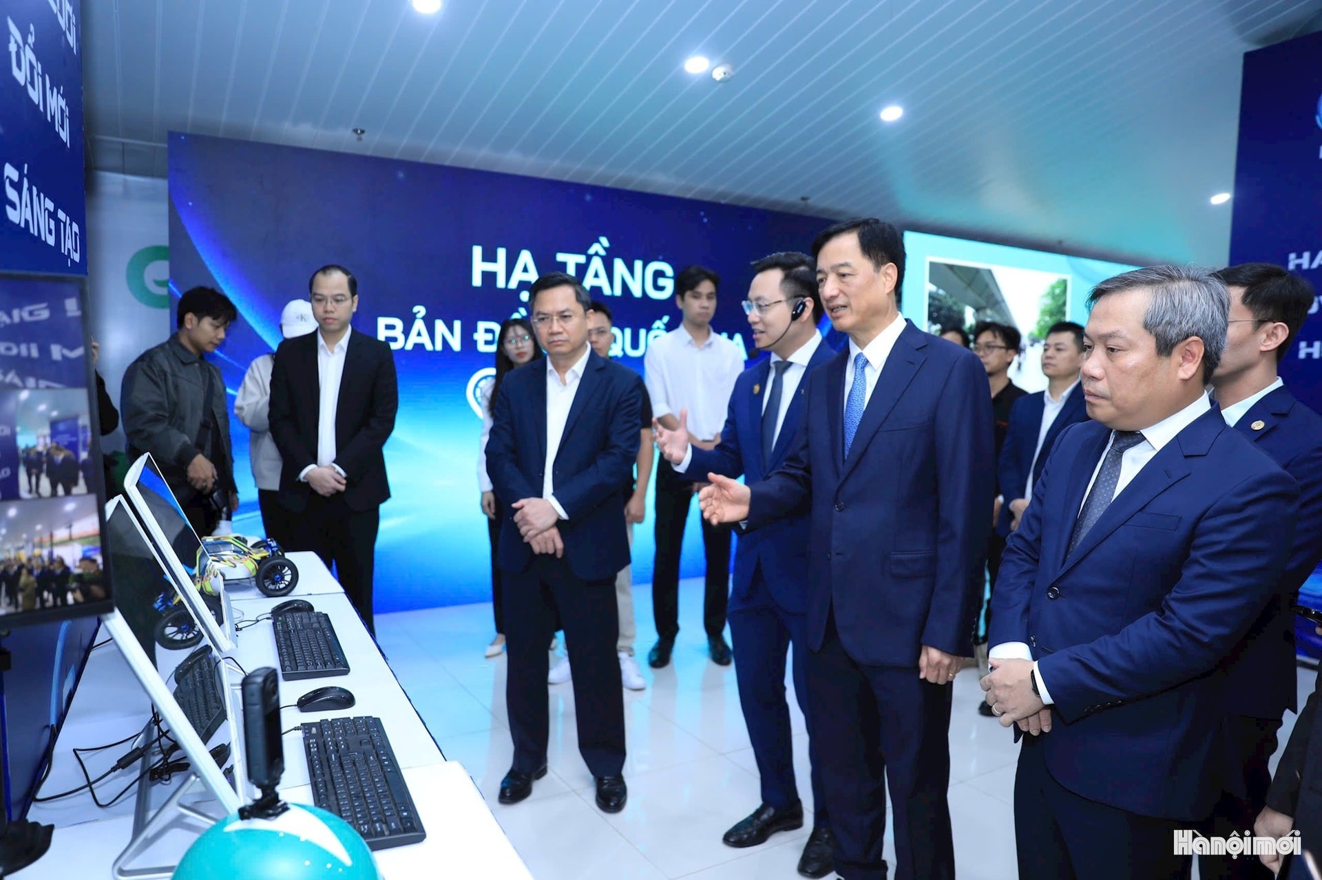 Bí thư Thành ủy Hà Nội Nguyễn Duy Ngọc, Chủ tịch UBND thành phố Hà Nội Vũ Đại Thắng tham quan các gian trưng bày sản phẩm tại triển lãm Mạng lưới đổi mới sáng tạo thành phố.