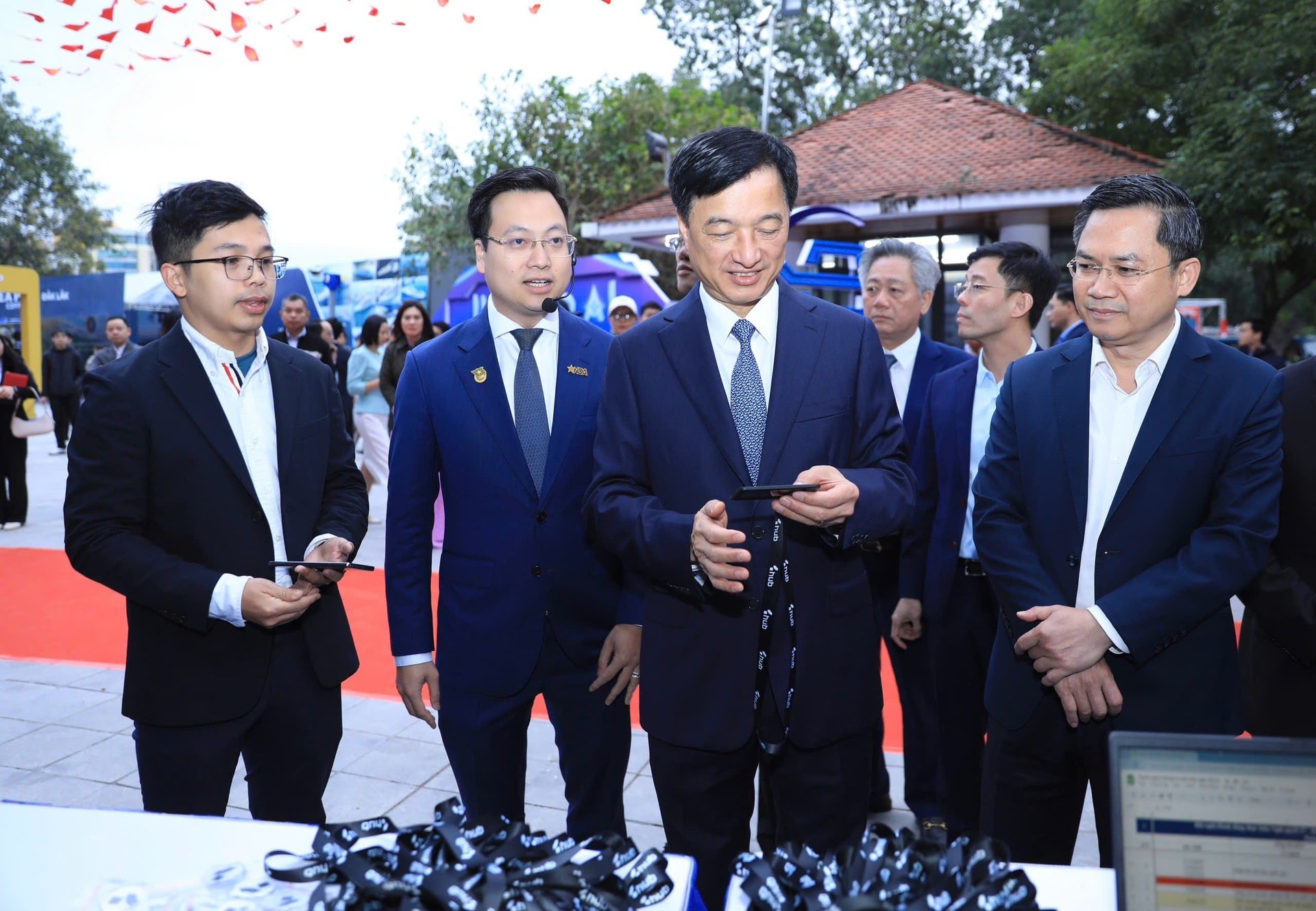 Bí thư Thành ủy Hà Nội Nguyễn Duy Ngọc nghe giới thiệu về các sản phẩm khoa học của Thủ đô