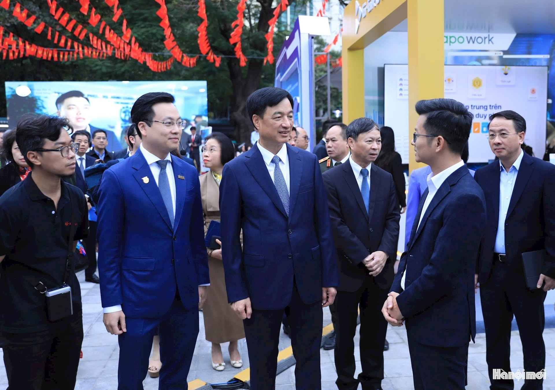 Bí thư Thành ủy Hà Nội trao đổi với các nhà khoa học trẻ