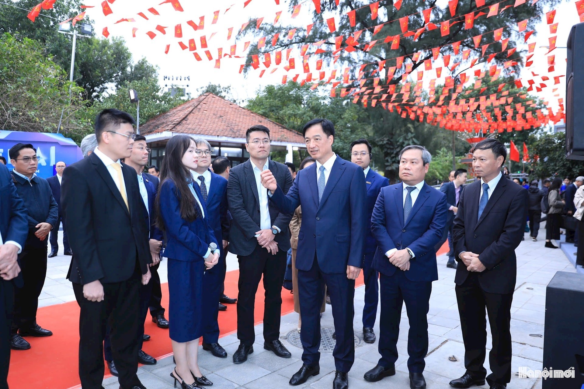 Bí thư Thành ủy Hà Nội Nguyễn Duy Ngọc, Chủ tịch UBND thành phố Hà Nội Vũ Đại Thắng trao đổi với các đại biểu