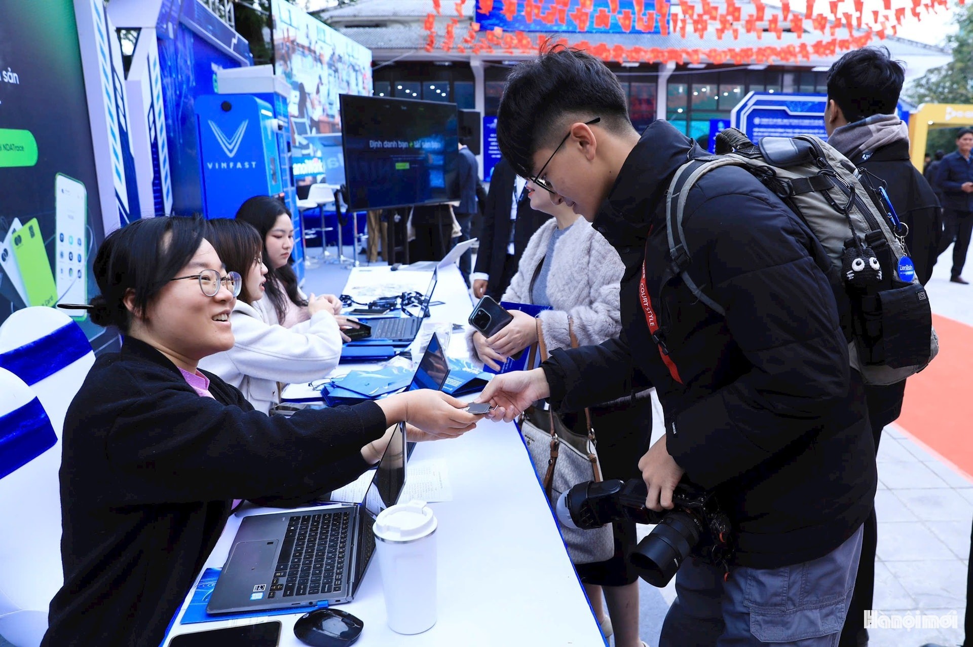 Người dân Thủ đô tham quan các sản phẩm được trưng bày tại triển lãm