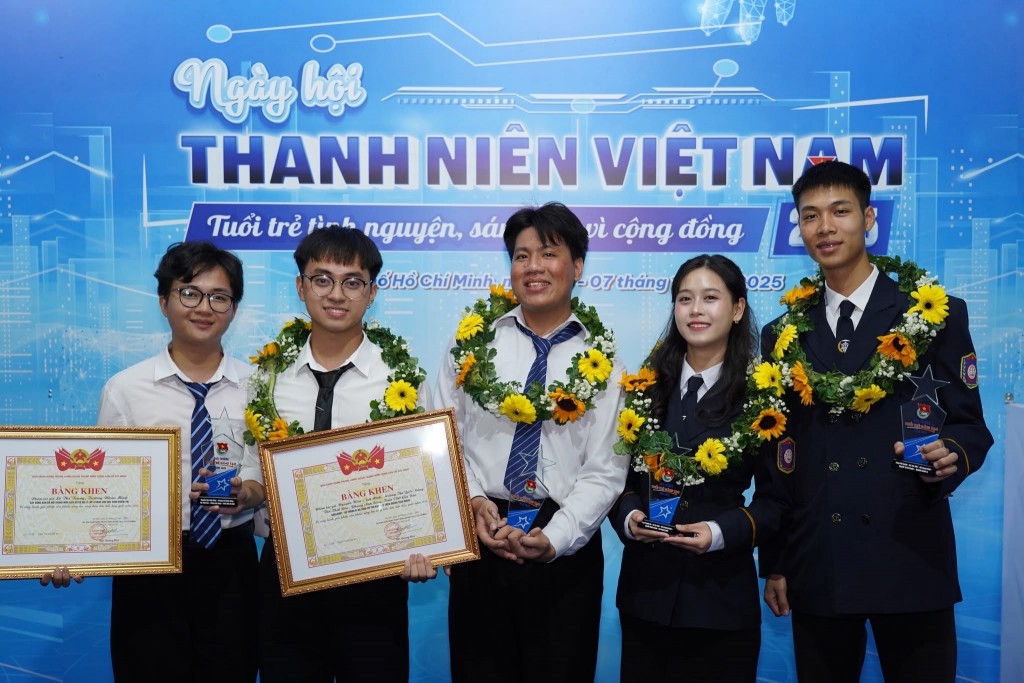 Nhóm sinh viên Trương Thế Quốc Dũng, Tôn Thất Rôn, Phùng Anh Sang và Trần Viết Gia Bảo tại lễ trao giải thưởng “Tuổi trẻ sáng tạo” năm 2025 Nhóm sinh viên Trương Thế Quốc Dũng, Tôn Thất Rôn, Phùng Anh Sang và Trần Viết Gia Bảo tại lễ trao giải thưởng “Tuổi trẻ sáng tạo” năm 2025