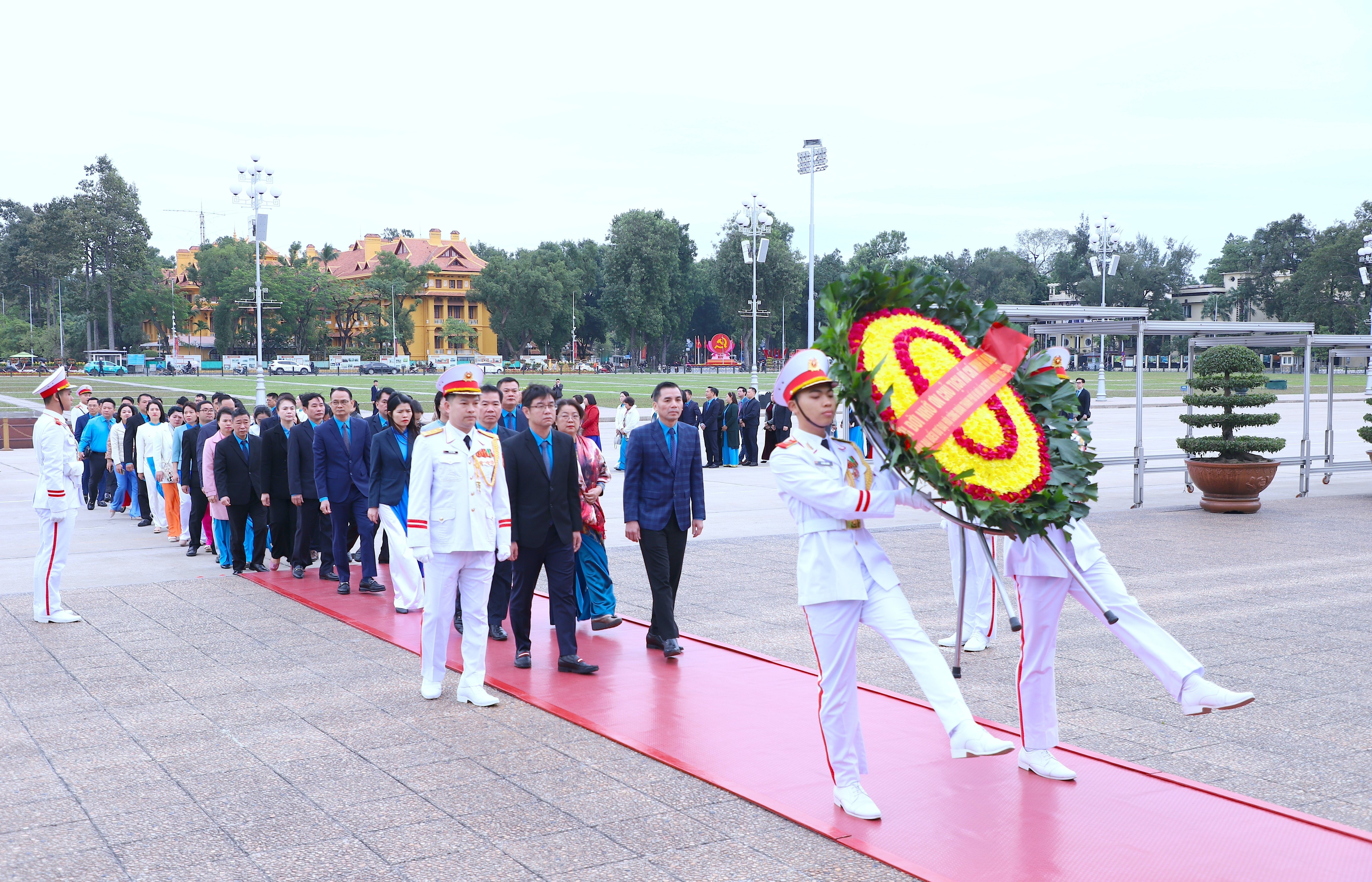 Đoàn đại biểu Đại hội Công đoàn TP Hà Nội vào Lăng viếng Bác