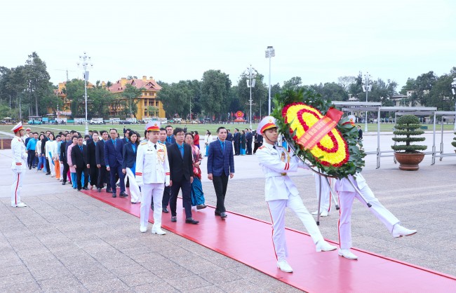 Đoàn đại biểu Đại hội Công đoàn TP Hà Nội vào Lăng viếng Bác