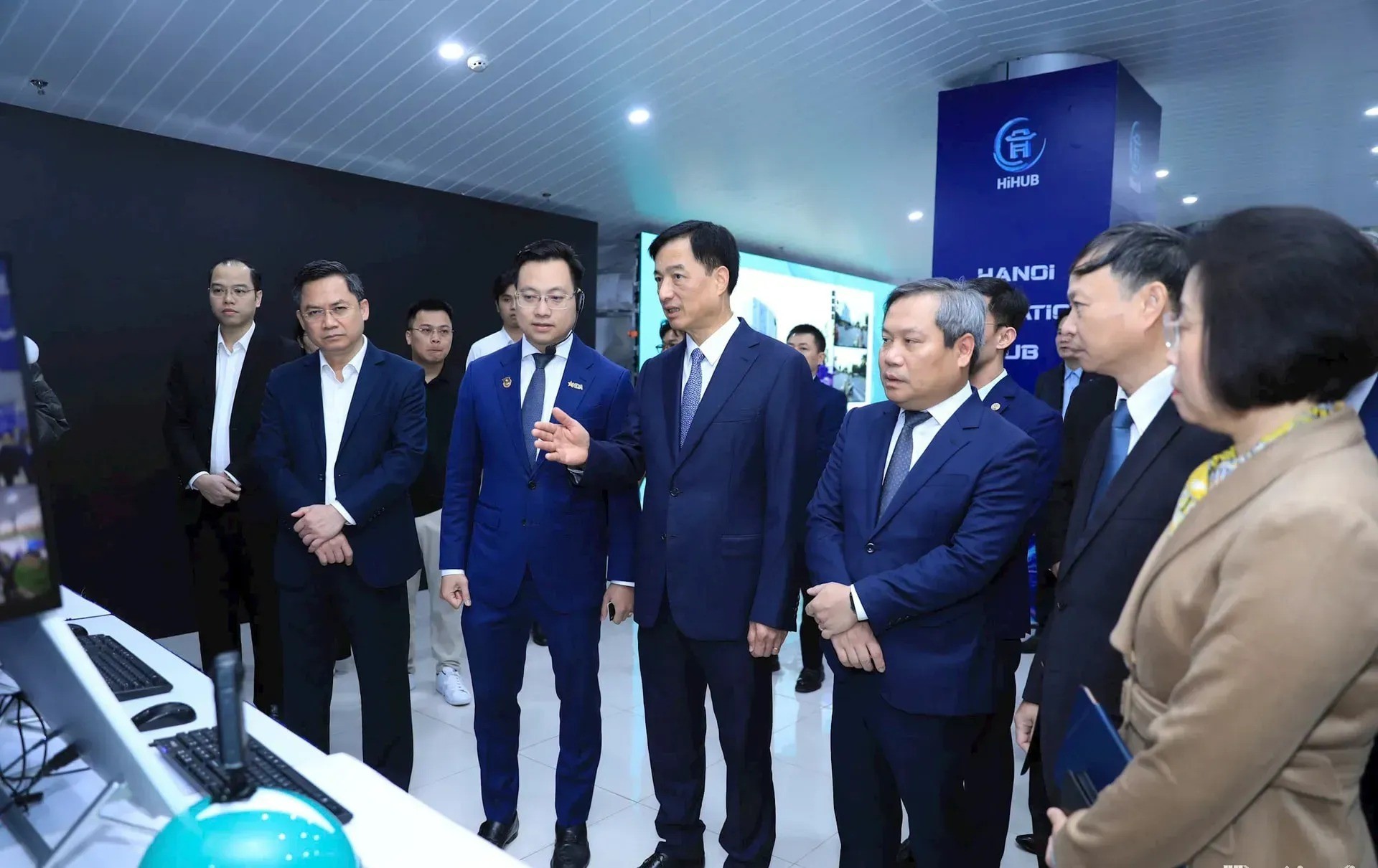 Ủy viên Bộ Chính trị, Bí thư Thành ủy Hà Nội Nguyễn Duy Ngọc và Ủy viên T.Ư Đảng, Phó Bí thư Thành ủy, Chủ tịch UBND thành phố Vũ Đại Thắng cùng các đại biểu tham quan các gian trưng bày sản phẩm tại triển lãm Mạng lưới đổi mới sáng tạo thành phố.