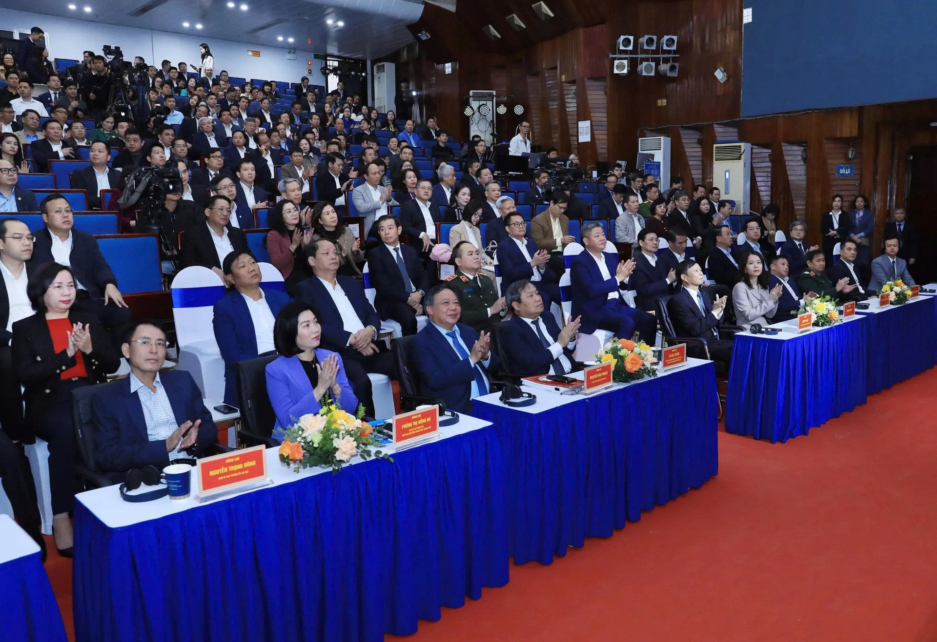 Các đồng chí lãnh đạo thành phố tham dự hội nghị tại điểm cầu thành phố Hà Nội