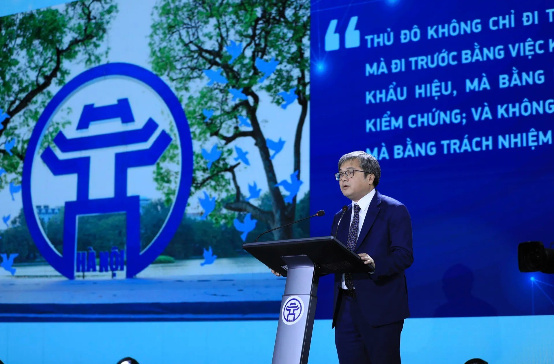 Phó Chủ tịch UBND TP Hà Nội Trương Việt Dũng phát biểu tham luận tại điểm cầu thành phố Hà Nội.