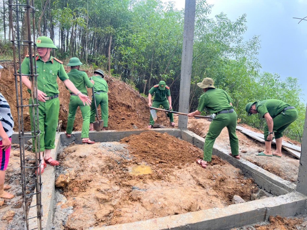Cán bộ, chiến sĩ Trại tạm giam số 1 giúp dân xây nhà sau lũ Cán bộ, chiến sĩ Trại tạm giam số 1 giúp dân xây nhà sau lũ