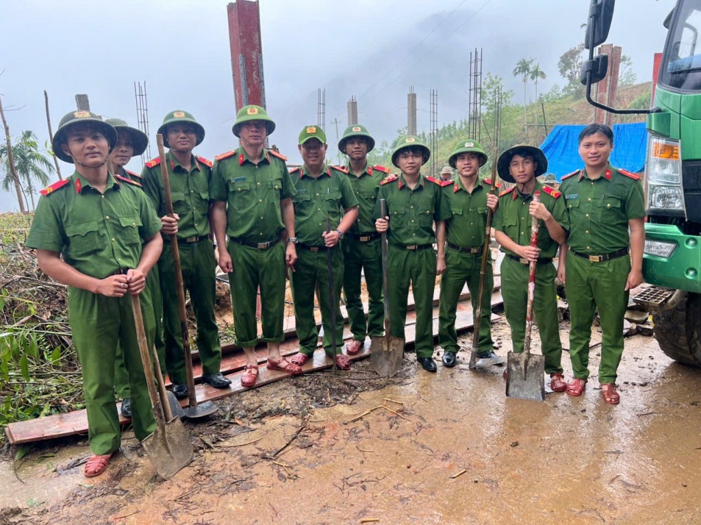 Lực lượng Trại Tạm giam số 1 tham gia Chiến dịch “Quang Trung thần tốc” giúp dân vùng cao ổn định cuộc sống. (Ảnh; C.A Quảng Ngãi) Lực lượng Trại Tạm giam số 1 tham gia Chiến dịch “Quang Trung thần tốc” giúp dân vùng cao ổn định cuộc sống. (Ảnh; C.A Quảng Ngãi)
