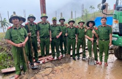 Cán bộ, chiến sĩ Trại tạm giam số 1 giúp dân xây nhà sau lũ