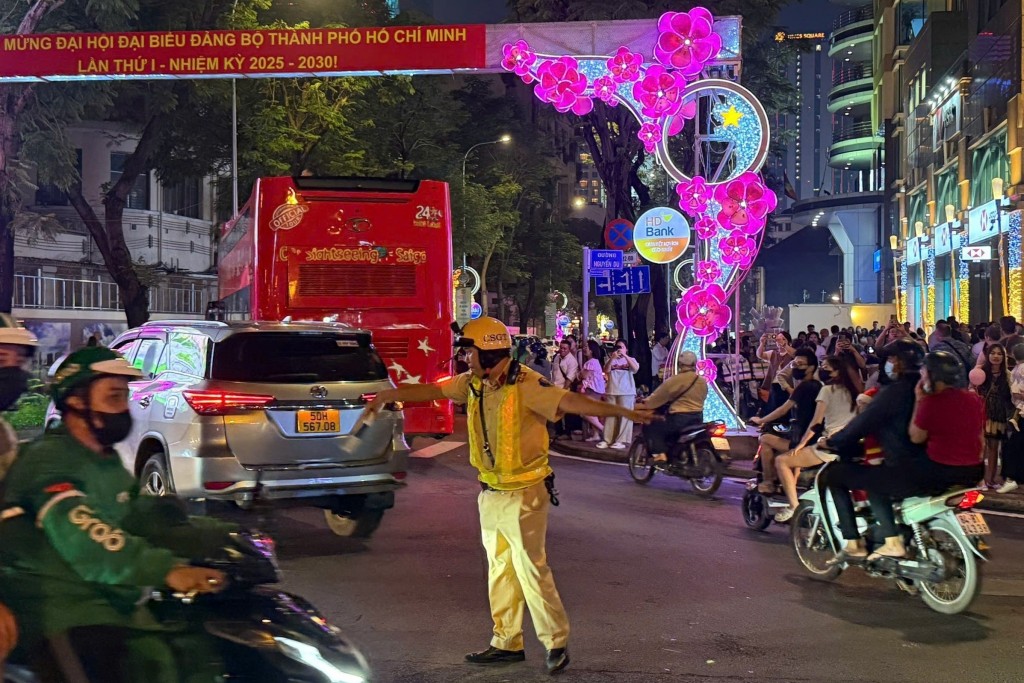 Lực lượng CSGT điều tiết giao thông đêm Giáng sinh 2025 (ảnh: CSGT TP Hồ Chí Minh)