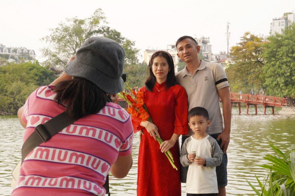 Các “nàng thơ” phủ sắc áo dài, Hồ Gươm nhộn nhịp không khí đón Tết sớm