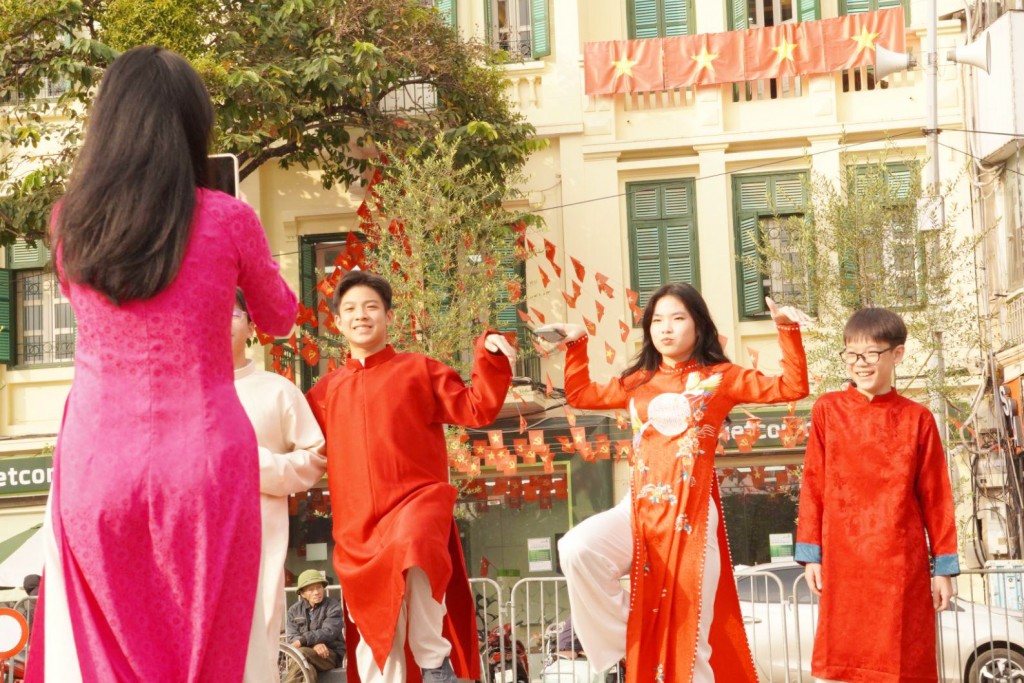 Các “nàng thơ” phủ sắc áo dài, Hồ Gươm nhộn nhịp không khí đón Tết sớm