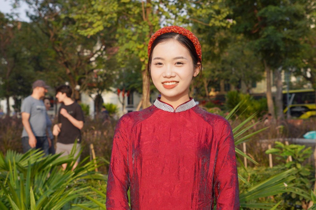 Các “nàng thơ” phủ sắc áo dài, Hồ Gươm nhộn nhịp không khí đón Tết sớm