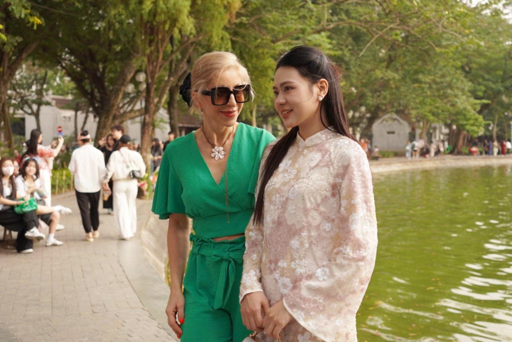 Các “nàng thơ” phủ sắc áo dài, Hồ Gươm nhộn nhịp không khí đón Tết sớm