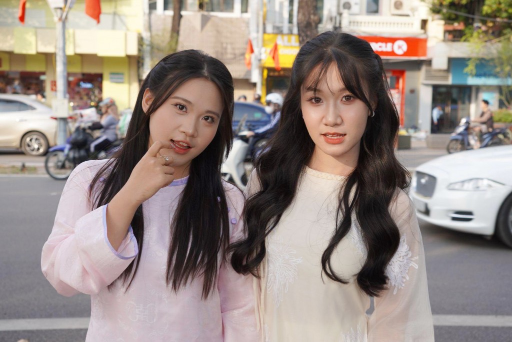 Các “nàng thơ” phủ sắc áo dài, Hồ Gươm nhộn nhịp không khí đón Tết sớm