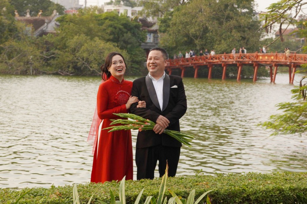 Các “nàng thơ” phủ sắc áo dài, Hồ Gươm nhộn nhịp không khí đón Tết sớm