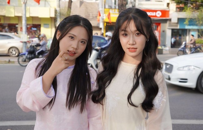 Các “nàng thơ” phủ sắc áo dài, Hồ Gươm nhộn nhịp không khí đón Tết sớm