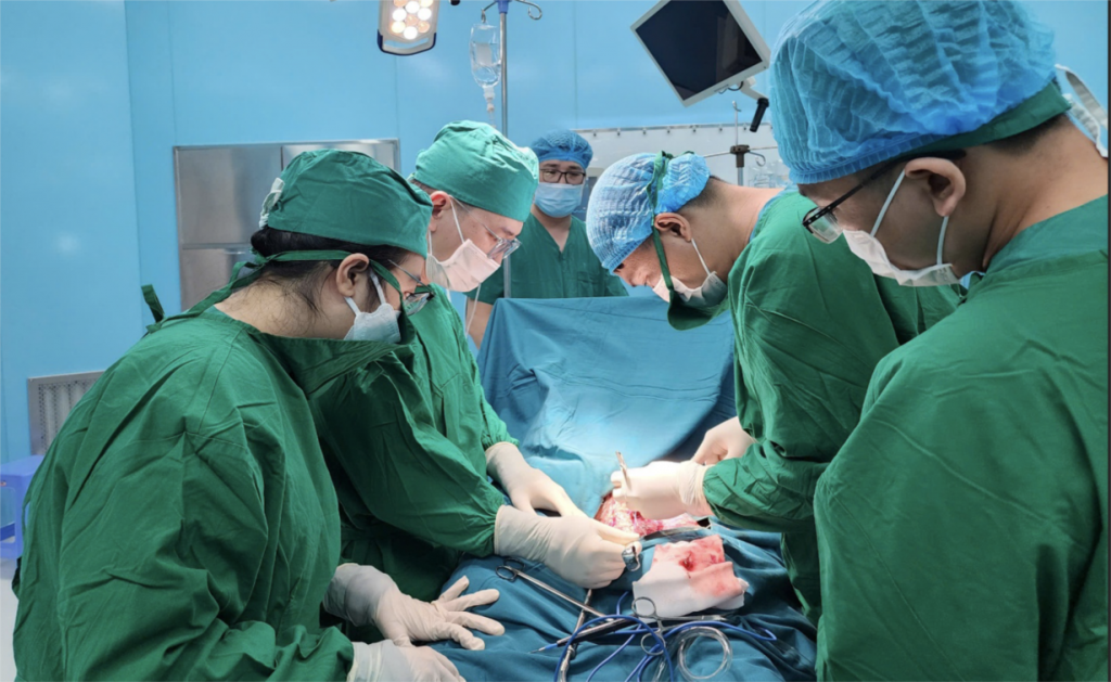 Theo thông tin từ Sở Y tế TP Hồ Chí Minh, khoảng 21 giờ ngày 16/12, Trung tâm Y tế Quân Dân Y đặc khu Côn Đảo tiếp nhận một ngư dân sinh năm 1980 trong tình trạng chấn thương nghiêm trọng, mất máu nhiều, nguy cơ mất chi và đe dọa trực tiếp đến tính mạng. Tai nạn xảy ra khi người bệnh bị kẹt giữa hai ghe, gây lóc da diện rộng vùng đùi trái, tổn thương sâu và phức tạp (ảnh: SYT TP Hồ Chí Minh) Theo thông tin từ Sở Y tế TP Hồ Chí Minh, khoảng 21 giờ ngày 16/12, Trung tâm Y tế Quân Dân Y đặc khu Côn Đảo tiếp nhận một ngư dân sinh năm 1980 trong tình trạng chấn thương nghiêm trọng, mất máu nhiều, nguy cơ mất chi và đe dọa trực tiếp đến tính mạng. Tai nạn xảy ra khi người bệnh bị kẹt giữa hai ghe, gây lóc da diện rộng vùng đùi trái, tổn thương sâu và phức tạp (ảnh: SYT TP Hồ Chí Minh)