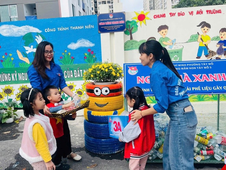 Đoàn viên thanh niên hướng dẫn các em thiếu nhi phân loại rác tại nguồn, tích cực tham gia bảo vệ môi trường Đoàn viên thanh niên hướng dẫn các em thiếu nhi phân loại rác tại nguồn, tích cực tham gia bảo vệ môi trường