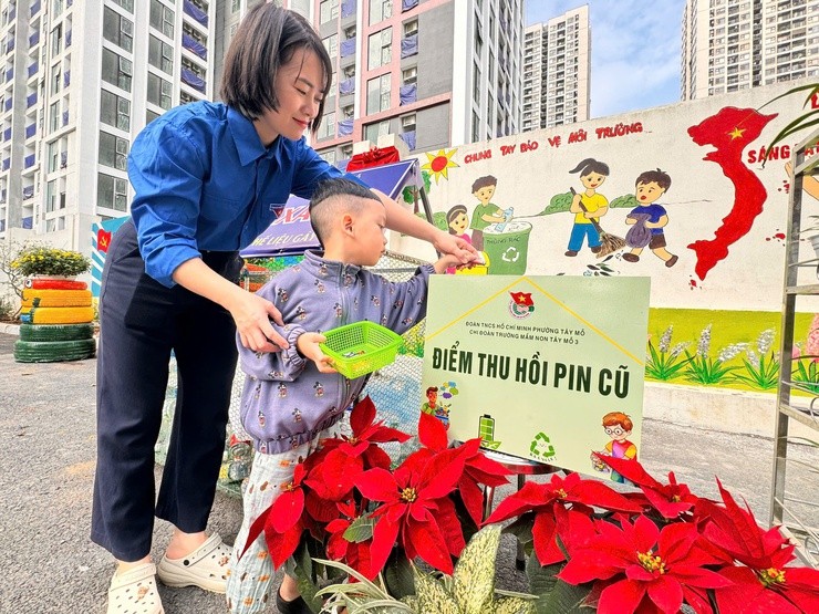 Ra mắt Mô hình điểm thu hồi pin cũ và rác thải nhựa Ra mắt Mô hình điểm thu hồi pin cũ và rác thải nhựa