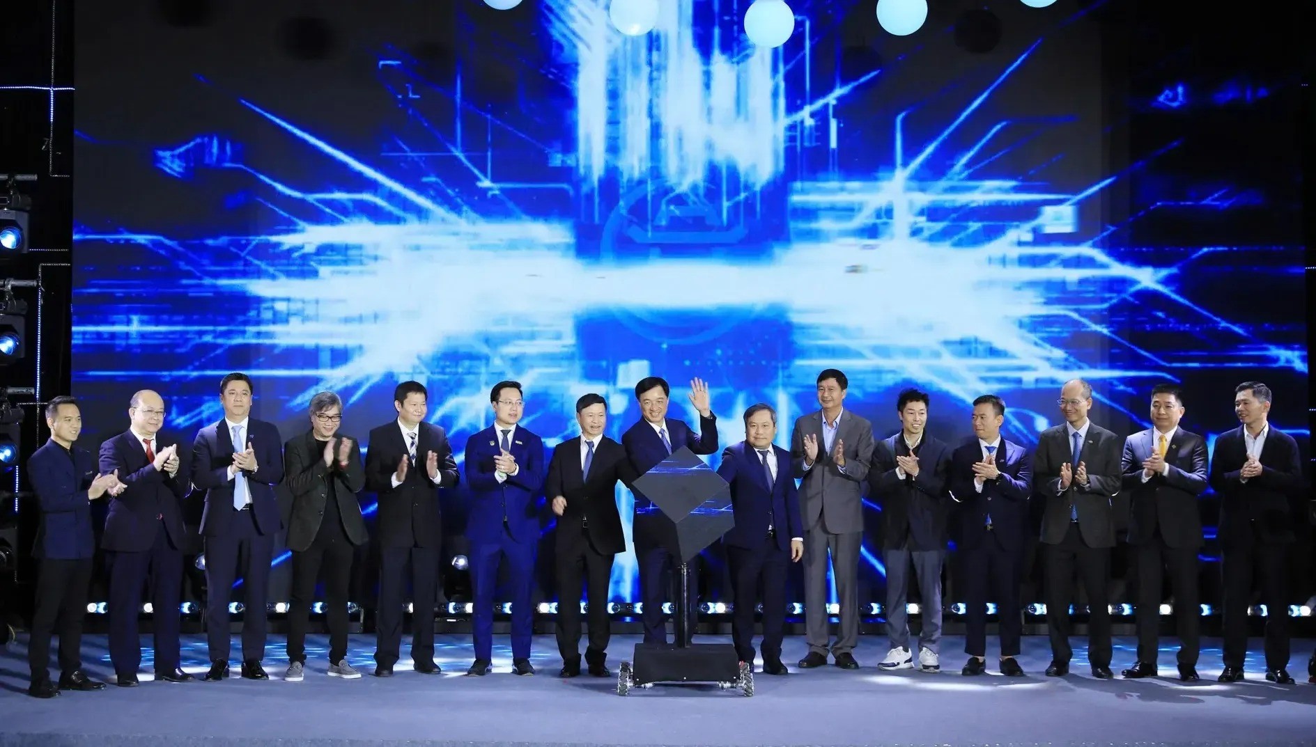 Ủy viên Bộ Chính trị, Bí thư Thành ủy Hà Nội Nguyễn Duy Ngọc cùng các đại biểu thực hiện nghị thức ra mắt Mạng lưới đổi mới sáng tạo Thành phố