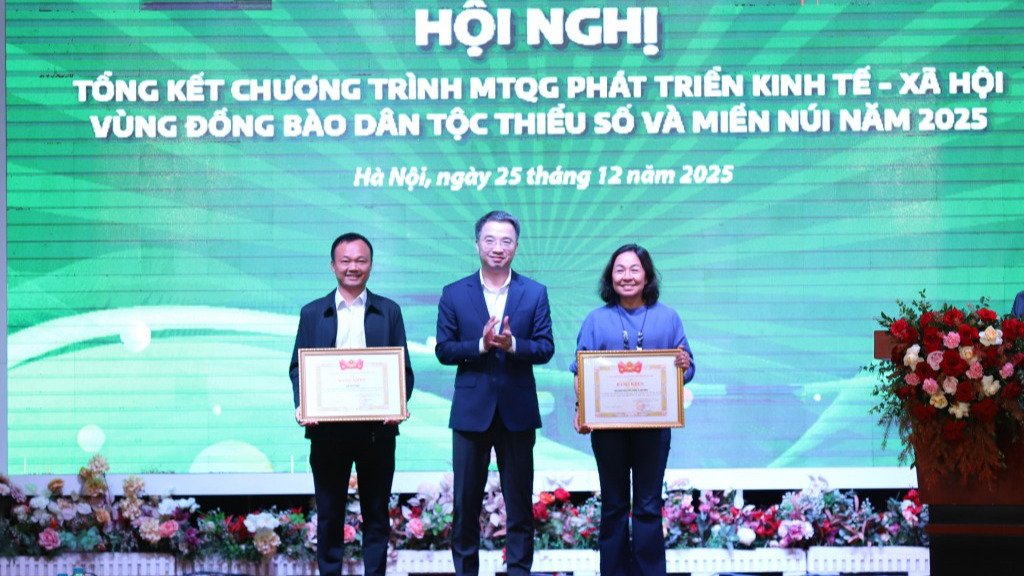 Các tập thể xuất sắc được khen thưởng 