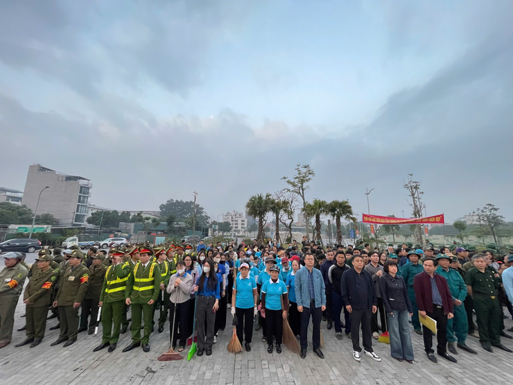 Phường Bồ Đề ra quân vệ sinh môi trường, chỉnh trang đô thị đón xuân Bính Ngọ 2026