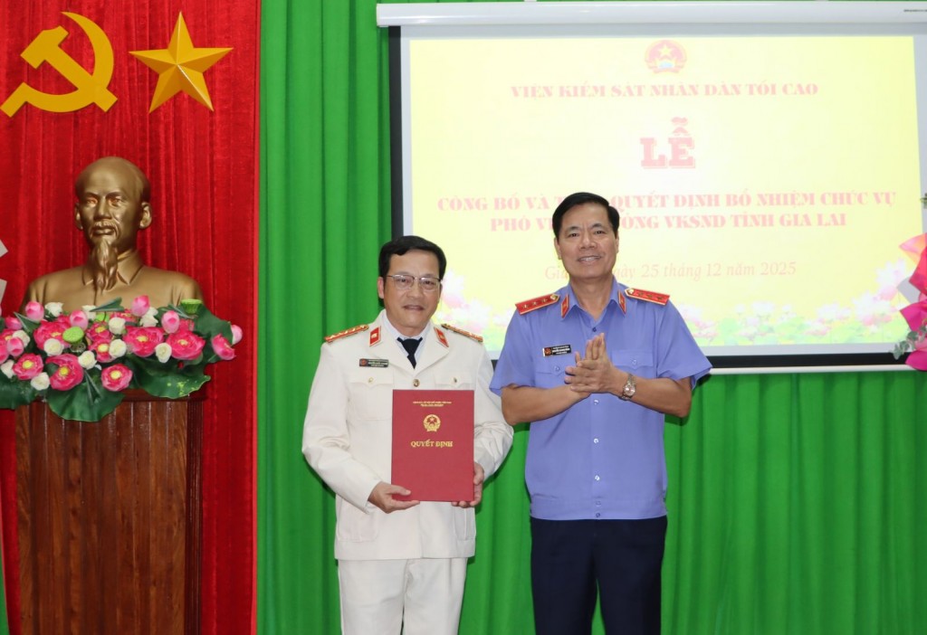 Phó Viện trưởng Viện Kiểm sát nhân dân tối cao Nguyễn Quang Dũng (bên phải) trao quyết định cho ông Nguyễn Quốc Doanh