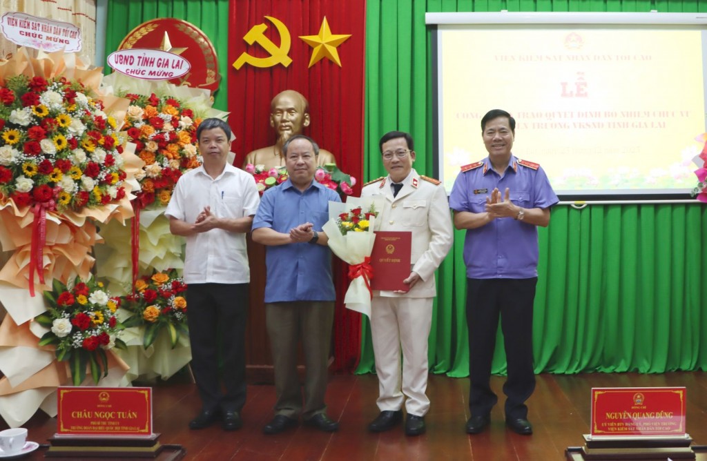 Lãnh đạo Viện kiểm sát nhân dân tối cao và lãnh đạo tỉnh Gia Lai tặng hoa chúc mừng tân Phó Viện trưởng Viện kiểm sát nhân dân tỉnh Gia Lai Nguyễn Quốc Doanh