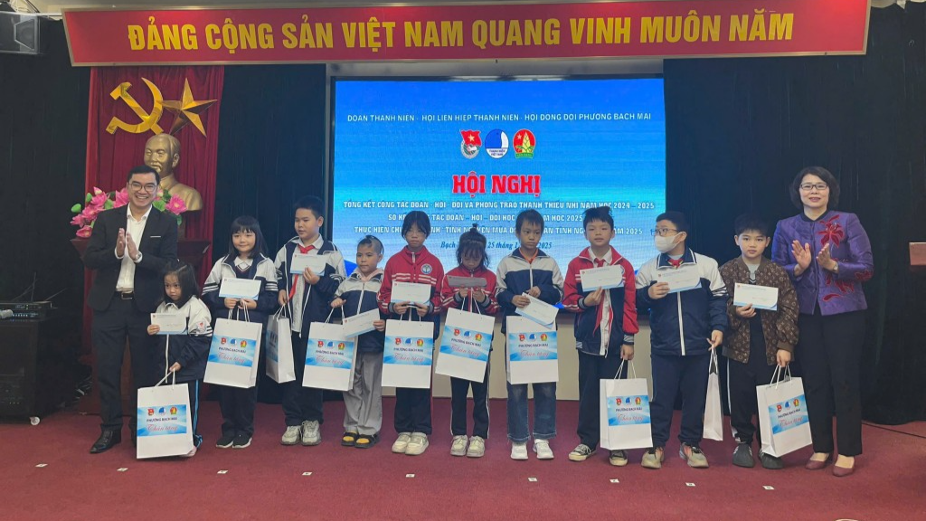 Các vị đại biểu trao tặng quà đến thiếu nhi có hoàn cảnh khó khăn 