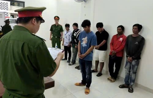 Khởi tố 7 đối tượng đào xác heo bệnh đi tiêu thụ