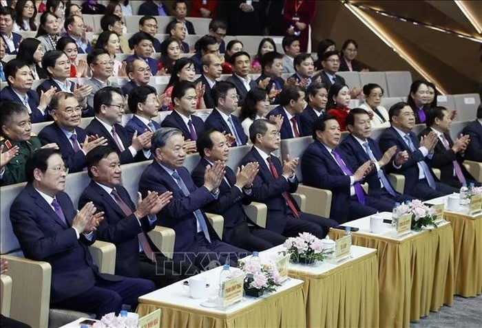 Con thuyền dân tộc tự tin căng buồm ra biển lớn của thời đại