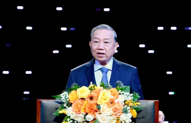 Con thuyền dân tộc tự tin căng buồm ra biển lớn của thời đại