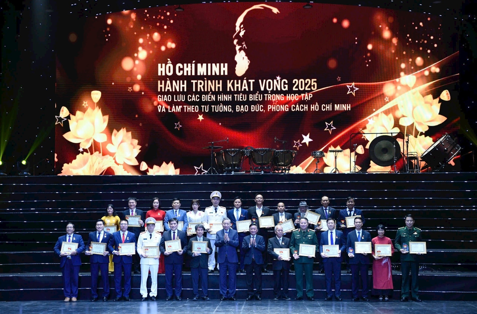 Tổng Bí thư Tô Lâm và Thường trực Ban Bí thư Trần Cẩm Tú trao giấy chứng nhận cho các điển hình tiên tiến trên cả nước về học tập và làm theo tư tưởng, đạo đức, phong cách Hồ Chí Minh năm 2025 (Ảnh: Như Ý)